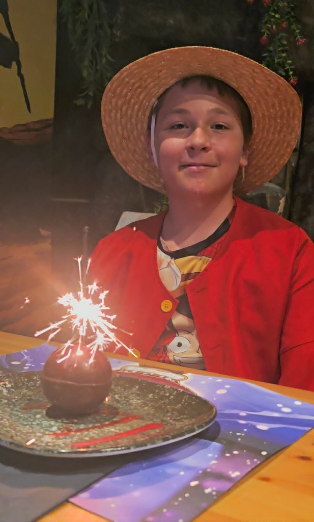 Anniversaire enfant avec dessert étincelant